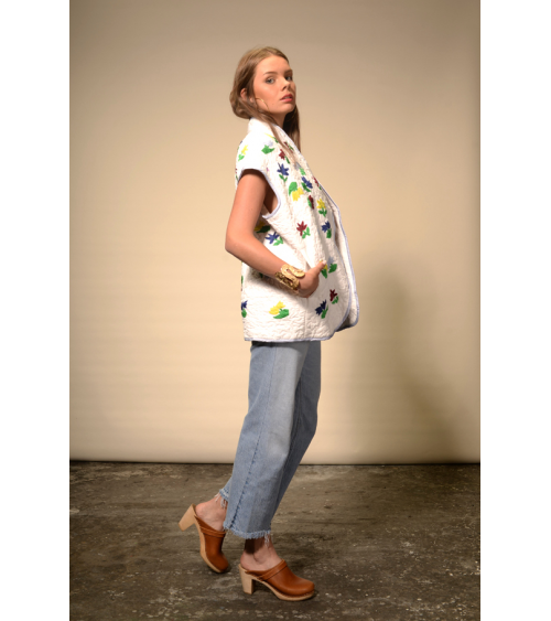 veste blanche sans manches à fleurs