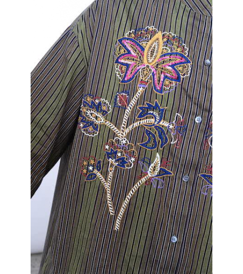blouse avec des fleurs brodées