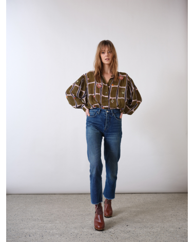 blouse à carreaux kaki et brodée de fleurs