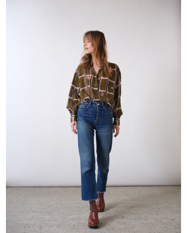 chemise avec des fleurs multicolores brodées