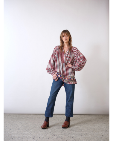 chemise à carreaux bordeaux avec des fleurs brodées