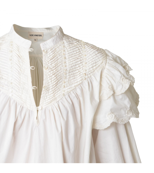 robe longue blanche en dentelle avec des perles