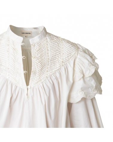 robe longue blanche en dentelle avec des perles