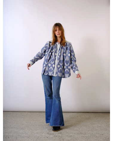 blouse avec un ikat traditionnel bleu