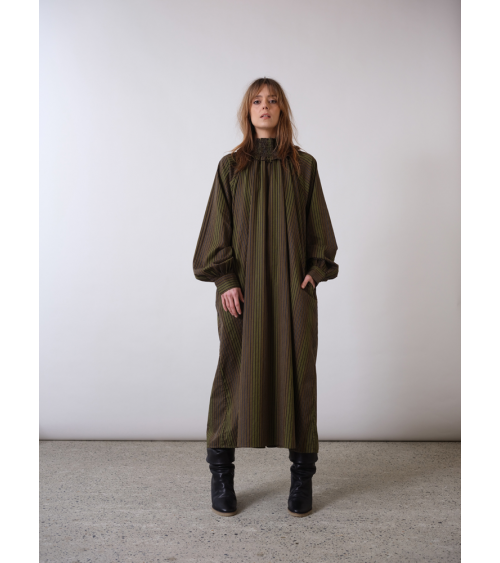 robe longue avec des poches et un col montant kaki