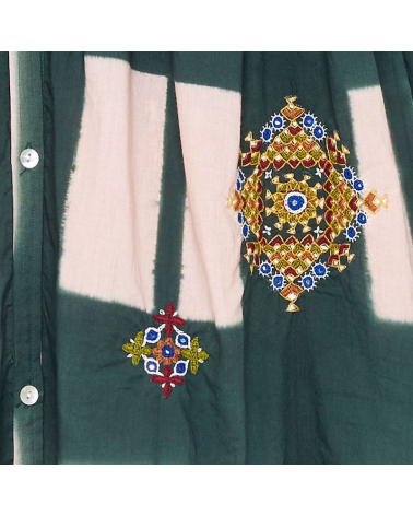 Robe kaki avec des broderies croix