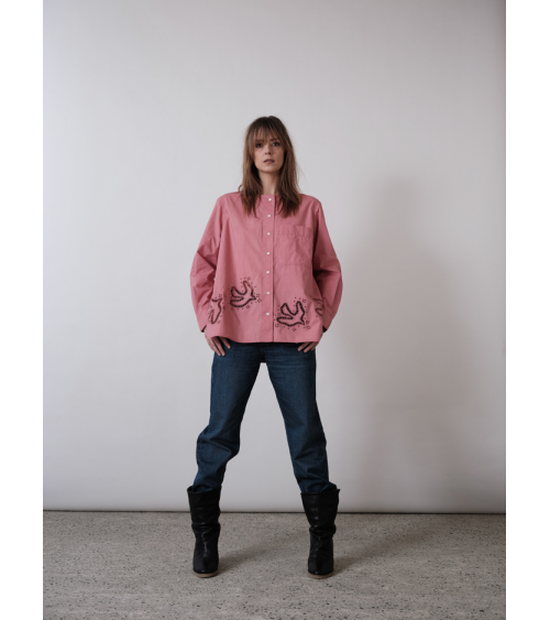 chemise avec des broderies d'oiseaux roses